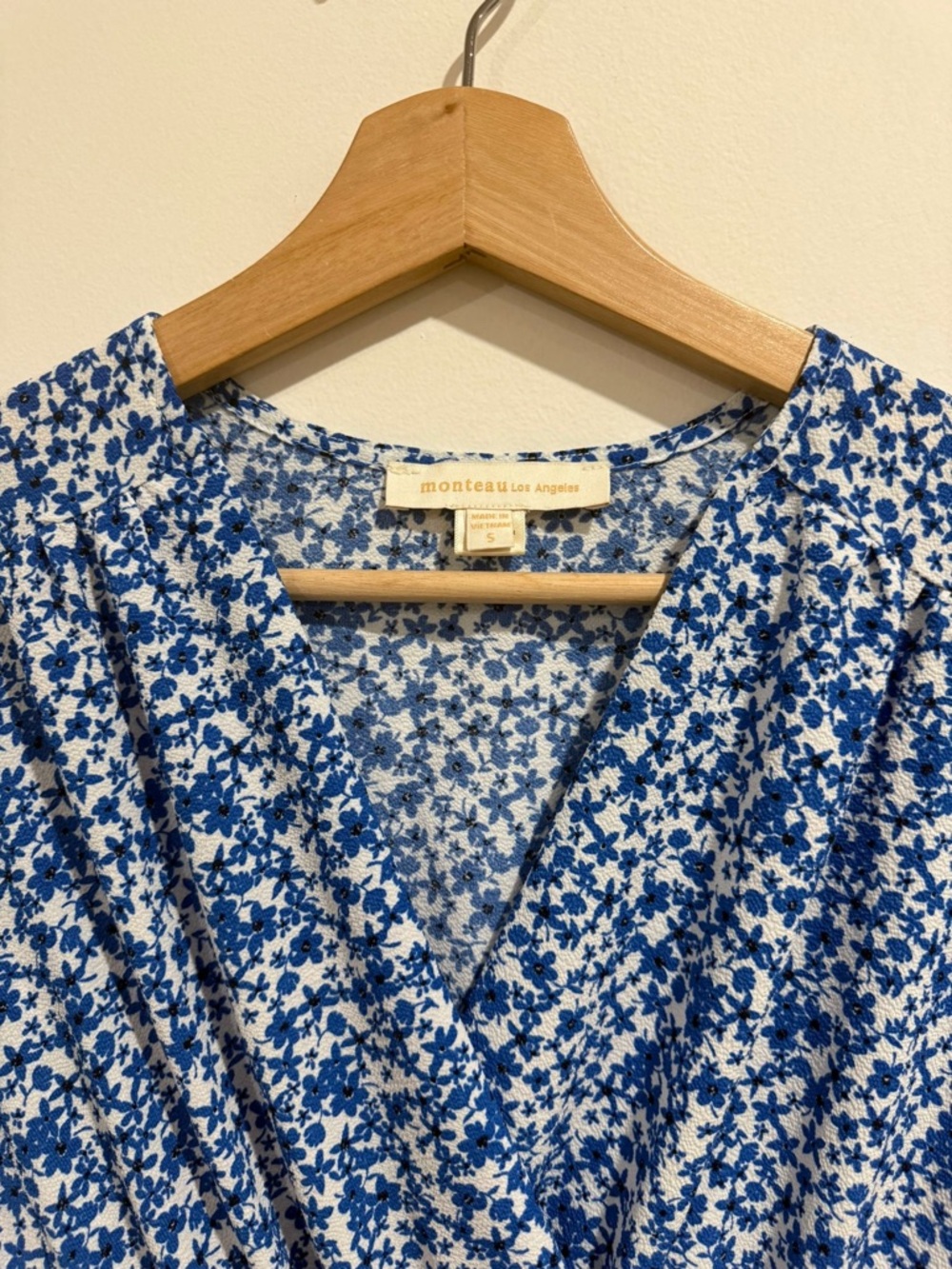 Monteau Los Angeles Blue Floral Smocked Blouse Size S - Picture 5 of 6